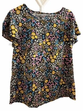 ADORABLE Women’s black w/bold floral SS flowy shirt. Medium. Never worn.